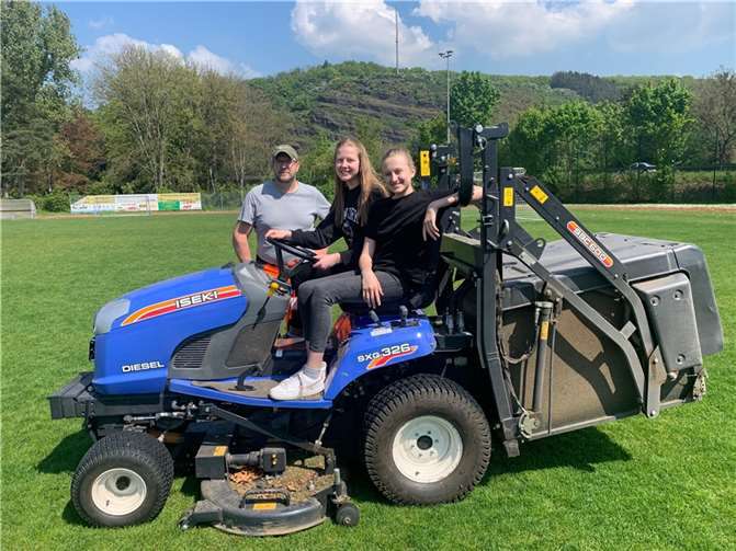 Bauhofleiter Frank Jax ließ seinen beiden Praktikantinnen im Rahmen des „Girls `Day“ auch auf dem Aufsitzmäher üben.  Foto: Kulturstadt Unkel /Thomas Herschbach