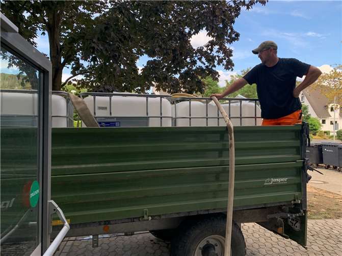 Bauhofleiter Frank Jax überwacht genau das Einleiten des Wassers des Unkeler Hallenbades in die IBC-Container.