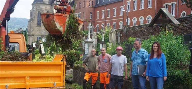 Bauhofleiter Guido Rings (2. v. r.) und Nicole Thönnes informierten vor Ort über das Projekt und die Arbeiten im Einzelnen. STUKO