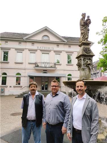 Bauhofleiter Wolfgang Weitzel übergibt den Stab an Markus Philipp.  Foto: Stadt Remagen