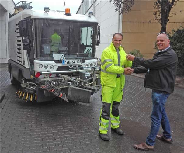 Bauhofmitarbeiter Ruzdi Beka nahm stellvertretend den Schlüssel für die neue Kehrmaschine von Jos van Helden, Firma Frissen, entgegen. Foto: Stadtverwaltung Bendorf