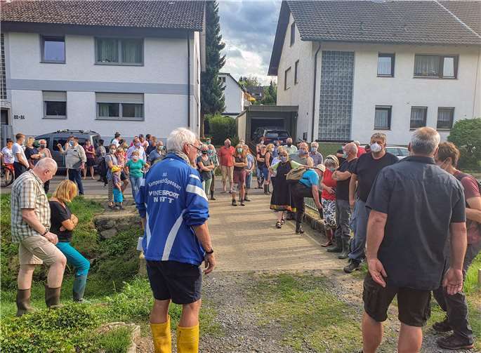 Bauingenieur Jochen Seifert und Ortsvorsteher Egmond Eich (im Vordergrund) im Gespräch mit den zahlreich erschienenen interessierten Bürgerinnen und Bürgern am Unkelbach.Foto: privat