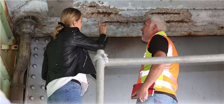 Bauleiter Holger Richter erläutert einer Sprecherin der Stadt die Arbeiten. Fotos: Roland Schäfges - www.myfoto24.eu