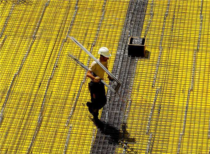 Bauleute (im Bild: Eisenflechter) kommen mit der Arbeit kaum hinterher. Der Boom der Branche führt zu vollen Auftragsbüchern und Rekordumsätzen. Davon sollen jetzt auch die Beschäftigten profitieren, fordert die IG BAU.Foto: IG BAU