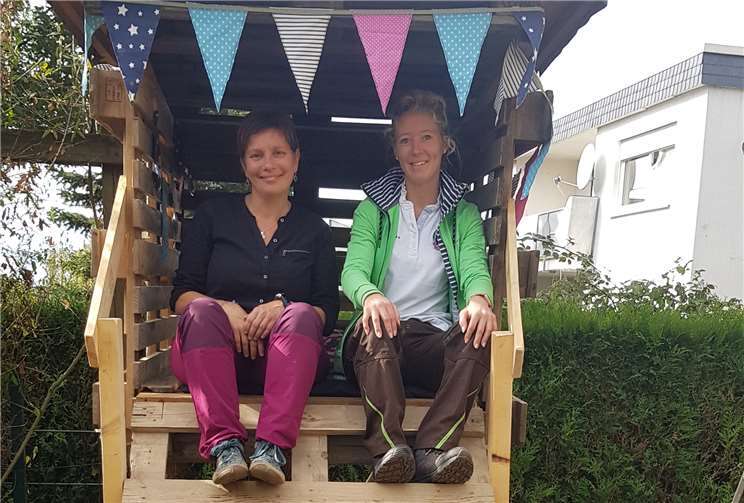 Baumhaus im Garten der Kita Sonnentor bei der Fertigstellung im Sommer 2019: (v.l.) Sonja Muth und Katharina Offerzier. Foto: privat