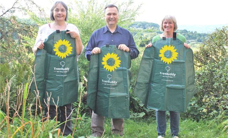 Baumpaten werden gesucht, die jeweils einen Bewässerungssack erhalten und dann die Bewässerung eines Baumes im öffentlichen Raum übernehmen.Foto: OV Wachtberg Bündnis 90/Die GRÜNEN