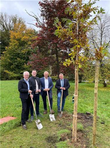 Baumpflanzung im Ortsteil Brubbach (v.l.) Verbandsbürgermeister Volker Mendel, Bundestagsabgeordneter Martin Diedenhofen, Landrat Achim Hallerbach und Ortsbürgermeister Gerd Schumacher. Foto: Kreisverwaltung Neuwied
