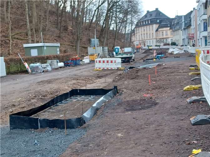 „Baumquartiere“ heißen die schwarzen Rechtecke, die derzeit in den Unterbau der Bahnhofstraße eingesetzt werden. Wenn später die Straße fertig und die Oberfläche gepflastert ist, können die Bäume in diesen Quartieren ihre Wurzeln ungestört ins Erdreich treiben und haben so stabilen Halt. 20 Standorte gibt es zwischen Wallstraße und Verkehrskreisel. Wer die Baustelle der Bahnhofstraße auf dem seitlichen Fußweg passiert, kann immer etwas Neues entdecken.  Foto: Stadt Montabaur / Christina Weiß