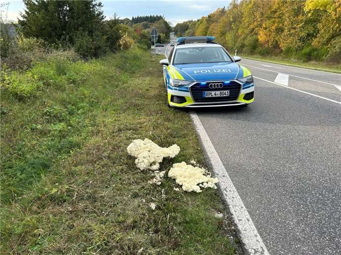 Bauschaum auf der Landstraße 208.  Fotos: Polizei