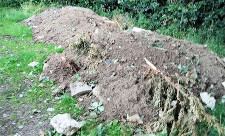 Bauschutt wurde auf dem Wanderparkplatz abgeladen. Gemeinde Swisttal