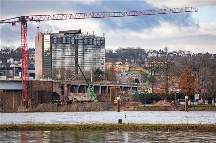 Baustelle der Pfaffendorfer Brücke auf der Schlossseite fotografiert von Ehrenbreitstein aus.  Foto: Stadt Koblenz/ Andreas Egenolf
