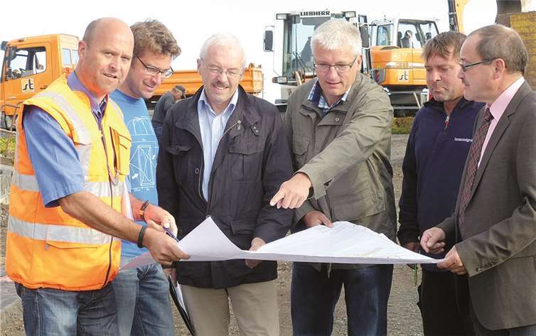 Baustellenbesichtigung: (V.l.) Michael Faßbender (Büro Sprengnetter und Partner), Bauleiter Christian Zeininger (Baufirma Stein), Gerd Porz (Bauverwaltung VG Vordereifel), Ortsbürgermeister Thomas Göbel, Schachtmeister Brauch und Bürgermeister Gerd Heilmann.  privat