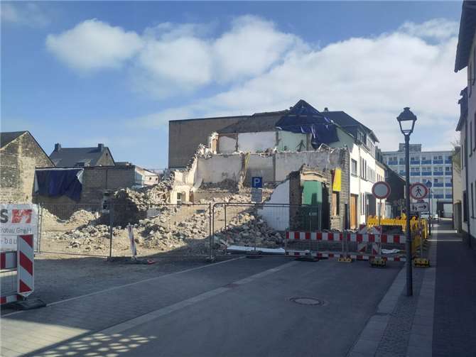 Haushalt 2025 der Stadt Mayen wird von der ADD nicht genehmigt  Baustopp, da Abriss ein nebenstehendes Wohnhaus gefährdet!? Foto: Hans-Georg Schönberg