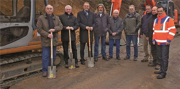 Bauunternehmen und LBM trafen sich an der Baustelle in Niederhofen zum offiziellen Spatenstich.WT