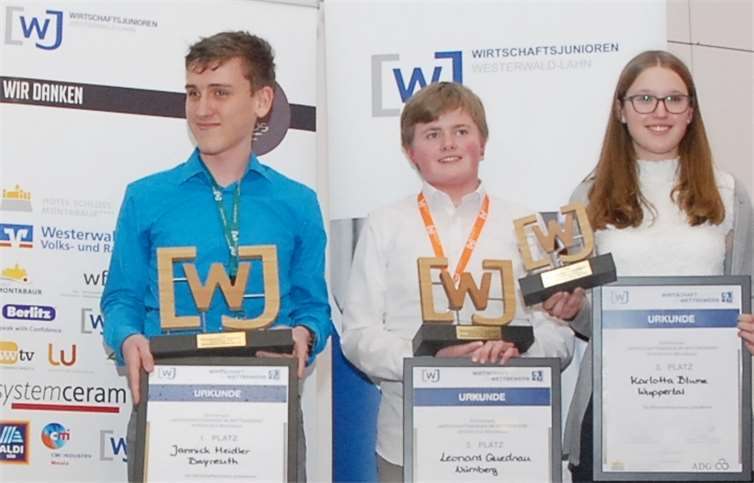 Bayern und Nordrhein-Westfalen hatten die Nase vorn im Bundesfinale desSchülerwettbewerbs „Wirtschaftswissen“: (V.l.) Bundessieger Jannick Heidler,Zweitplatzierter Leonard Quedrau und die Drittplatzierte Karlotta Blume.
