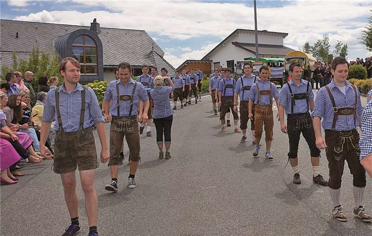 Bayrisch gekleidet gingen die Oberradener Burschen auf den Festumzug. -WT-
