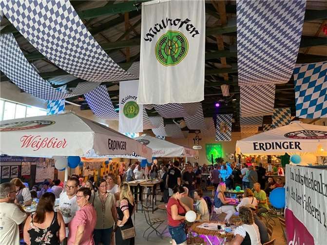 Bayrische Festzeltstimmung schwappte am vergangenen Samstag durch die Wagenbauhalle in Bendorf-Mülhofen. Foto: privat
