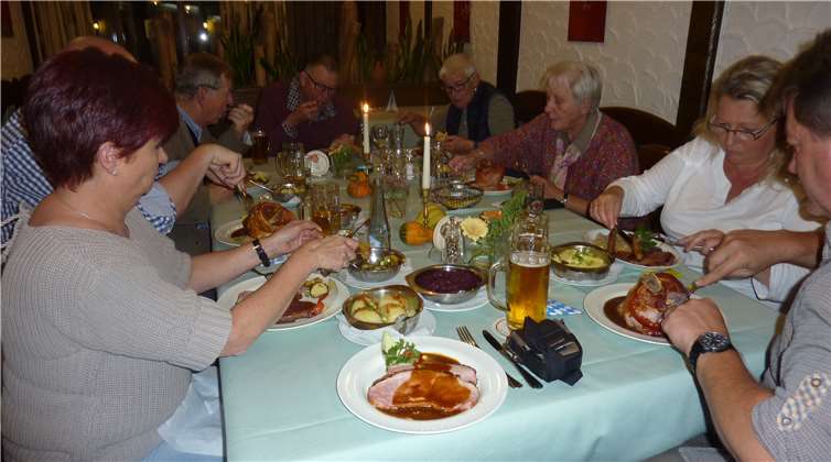 Bayrischer Abend mit gegrillter Schweinshaxe und Krustenbraten.Foto: privat