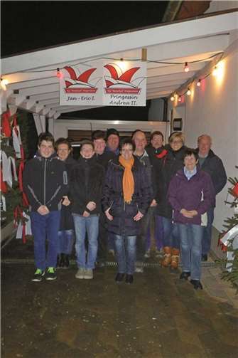 Be ihrer „Schmücktour“ dekorierten die KGler verschiedene Häuser für den großen Karnevalsumzug. Dazu gehörte auch der Wohnsitz des Kinderprinzenpaares. Privat