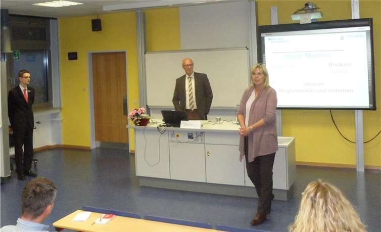 Bea Ternes begrüßt Dennis Lohner und Elmar Esseln (Mitte) im Hörsaal der Realschule plus in Mendig.E.T. Müller