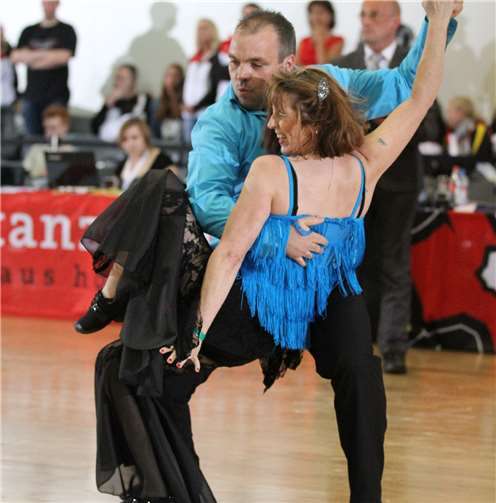 Bea und Frank Kraft helfen Einsteigern beim Discofox. Foto: privat