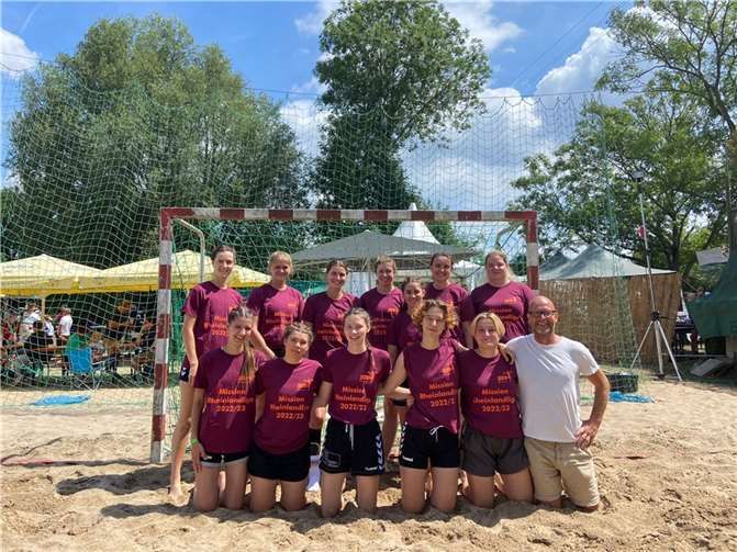 Beachhandball-(Spaß)-Turnier in Frankfurt-Nied, wo der 3. Platz erzielt werden konnte. Foto: privat