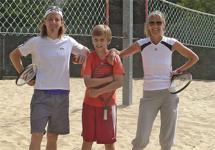 Beachtennis beim Tk: Sportwart Bastian Nuhn, Clemens Pilz, Silke Braun (v.l.). Privat