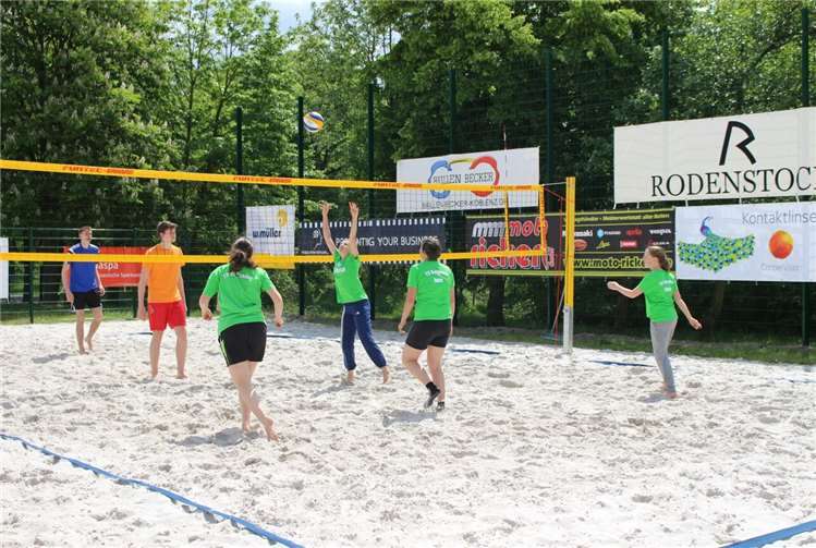 Beachvolleyball bei gutem Wetter.Privat