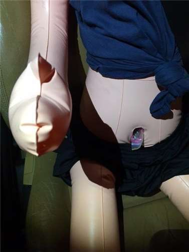 Beamten der Bundespolizei entdeckten eine geringe Mengen Marihuana in einer Gummipuppe auf dem Beifahrersitz. Foto: Bundespolizei