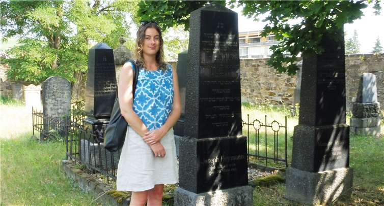 Beata Heymann am jüdischen Friedhof Ahrweiler.Foto: privat
