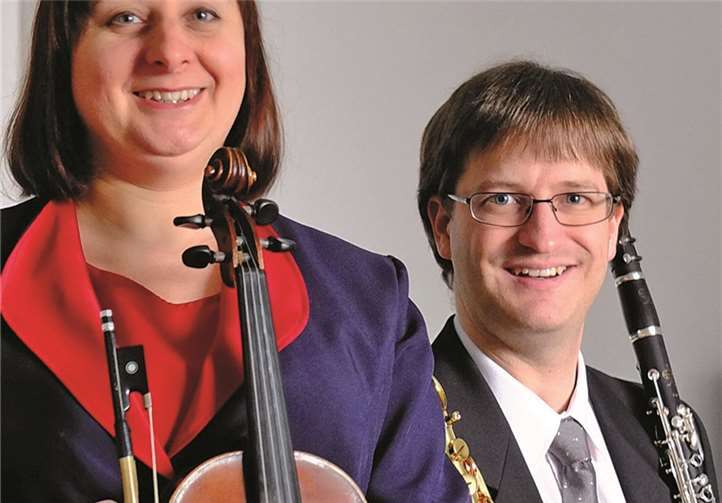 Beáta Szebegyinszkiné Németh, Sopran und Geige, und István Szebegyinszki, Klarinette und Saxophon, gestalten den musikalisch-lyrischen Jahresausklang. privat