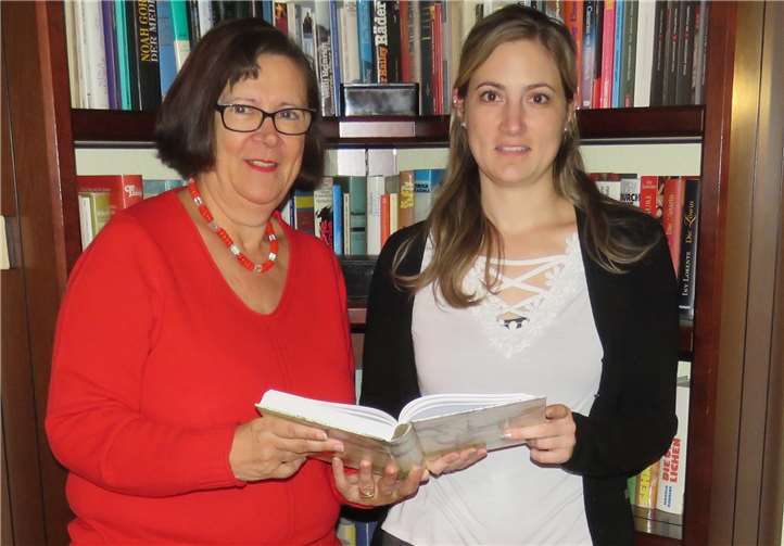 Beate Busch-Schirm (l.) stellte den dritten Band des Familienbuches Niederbieber vor.Fotos: privat