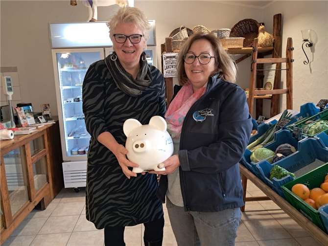 Beate Christ vom Hospizverein Neuwied und Gabi Engels bei den Spendenübergabe. Foto: Uwe Engels