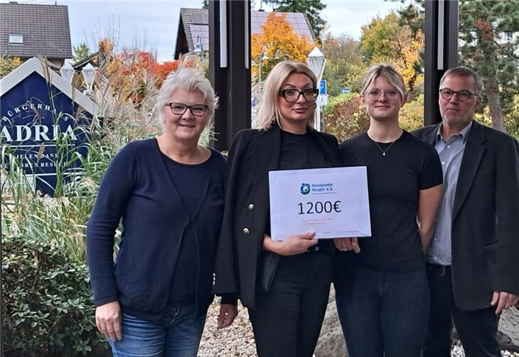 Beate Christ vom Neuwieder Hospizverein, Jasna Vukovic und Celine Prangenberg vom Restaurant Adria und Ortsbürgermeister Franz-Peter Dahl bei der Spendenübergabe.  Foto: Stefan Vukovic