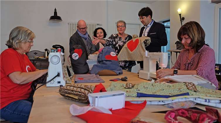 Beate Dietl (3.v.r.), stellv. Kreisvorsitzende der AWO, zeigt Bürgermeister Michael Mang (rechts), Arno Jacobi, stellv. AWO-Kreisvorsitzender, und Sozialarbeiterin Züleyha Boz (3.v.l.) was die Frauen der AWO in vielen Stunden bereits genäht haben. Foto: privat