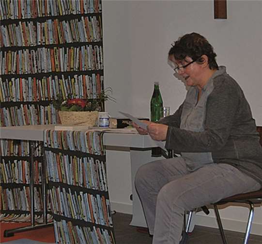 Beate Härig trug die Balladen mit viel Enthusiasmus und glühenden Wangen vor.