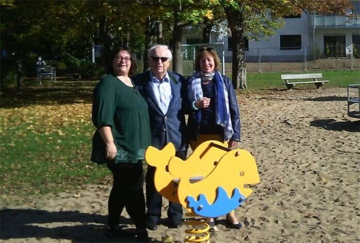 Beate Jung, Josef Bohnen und Tamara Vogt freuen sich, dass das Spielgerät gut angenommen wird. Stadtverband FDP Rheinbach