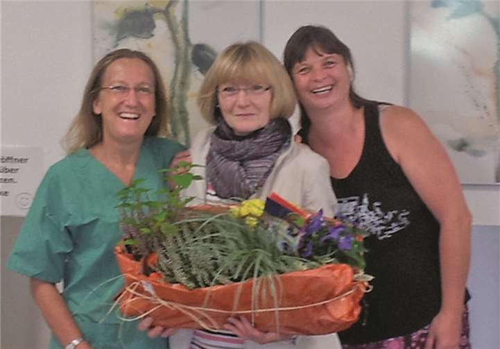Beate Muth (l.) und Iris Pötz (r.) überraschten Waltraud Meyer an ihrem letzten Arbeitstag mit einem Blumenstrauß.