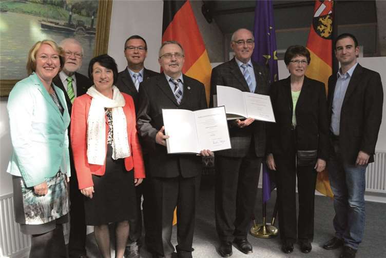 Beate Reich überreichte die Ehrennadel des Landes an Otto Lembke und Holger Smaritschnik. AB