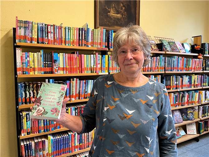 Beate Sebastian, Leiterin der Katholischen Öffentlichen Bücherei St. Laurentius Ahrweiler, und ihr Team empfiehlt gerne Bücher.  Foto: Julia Fröder/Bistum Trier