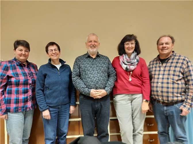 Beate Staudt (Kassiererin), Silvia Krämer (2. Vorsitzende), Nikolaus Neuroth (Dirigent), Brigitte Honnef (1. Vorsitzende), Hermann-Josef Dlugosch (Schriftführer). Foto: privat