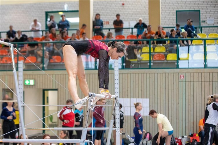 Beate Wingender am Stufenbarren