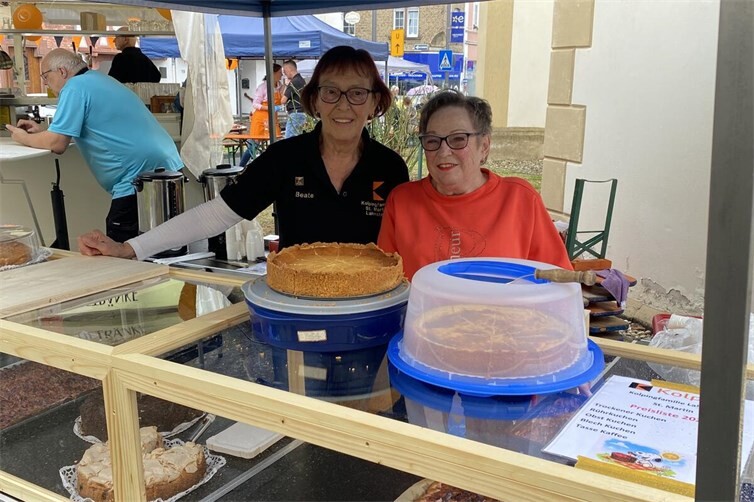 Beate und Conny: Die Damen beim Kuchenverkauf.