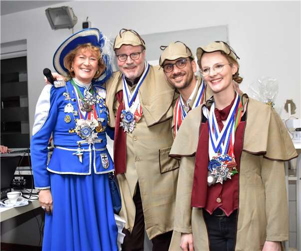 Beatrice Firmenich verlieh der amtierenden Präsidentin vom Karnevalskomitee Blau Weiß, Petra Schmidt, den Hausorden. Mit dabei ihr Partner Sascha Geitebrügge und ihr Vater Michael Firmenich.