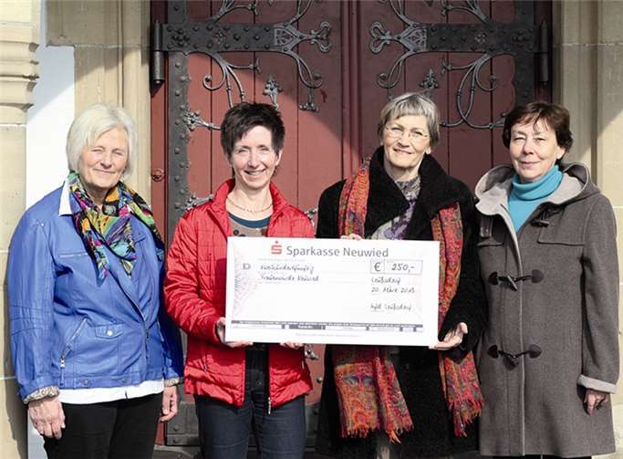 Beatrix Liesenfeld (Leiterin der „Frauenwürde Neuwied“) nahm die Spende entgegen.  Privat