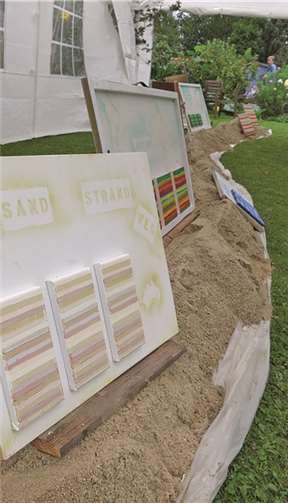 Beatrix Mursch hatte Sand aufgehäuft und sich in ihren Bildern diesem Rohstoff gewidmet.