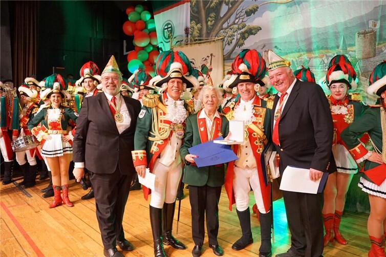 Beauftragter BDK Helmut Kessel (l.) und Kommandant und 1. Vorsitzender Wilfried Eichen (2. v.l.) verliehen Uschi Tschichholtz (Mitte) das BDK-Verdienstabzeichen in Gold mit Brillanten.