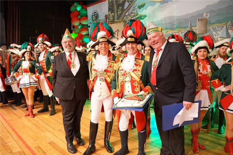 Beauftragter BDK Helmut Kessel (l.) und Kommandant und 1. Vorsitzender Wilfried Eichen (2. v.l.) mit Kurt Krämer – 50. Feldzug (3. v.l.). Er wurde zum Ehrenmitglied ernannt und erhielt das BDK-Verdienstabzeichens in Gold mit Brillanten.