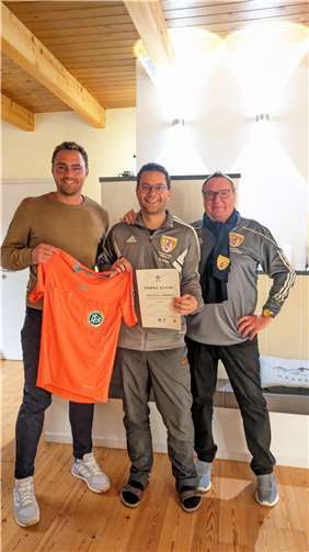 Becker bekam eine Dankesurkunde sowie ein offizielles DFB-Schiedsrichtertrikot samt individuell für ihn hergestellter Schiedsrichterpfeife.  Foto: Jörg Niebergall
