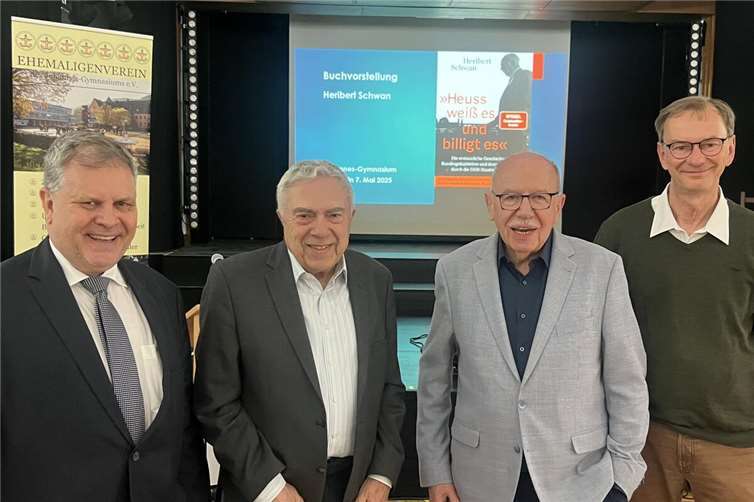 Bestseller-Autor stellte sein neues Buch vor Bedankten sich bei Dr. Heribert Schwan (2. von rechts) : Prof. Dr. Ralf Geis (Vorsitzender Förderkreis Johanniskirche Lahnstein e.V.), Karl Heinz Birtel (Vorsitzender Ehemaligenverein des Johannes-Gymnasiums) und Schulleiter Rudolf Loch. Foto: Gerhild Burkard